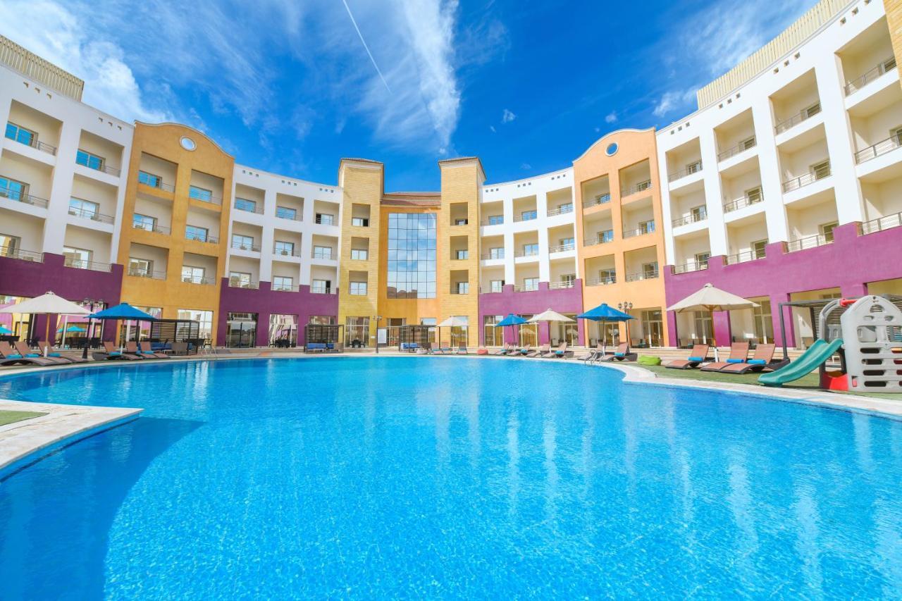 Tolip Family Park Hotel Káhira Exteriér fotografie The swimming pool at the hotel