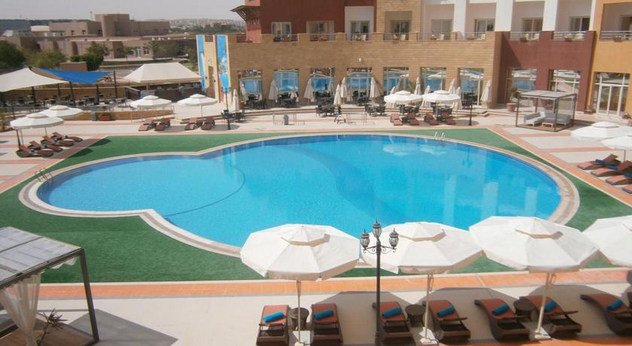 Tolip Family Park Hotel Káhira Exteriér fotografie The swimming pool at the hotel