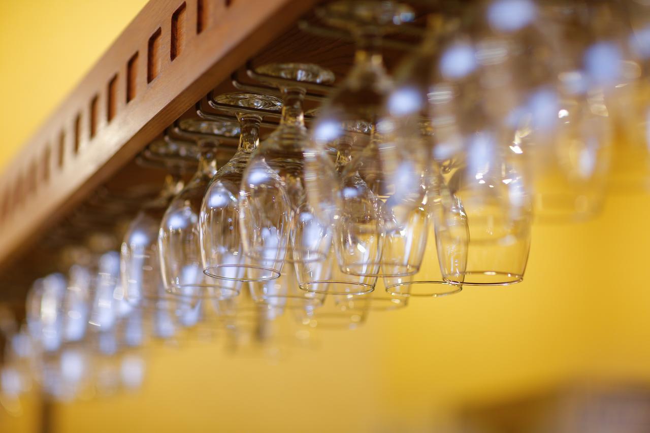 Tolip Family Park Hotel Káhira Exteriér fotografie Wine glasses hanging from a rack