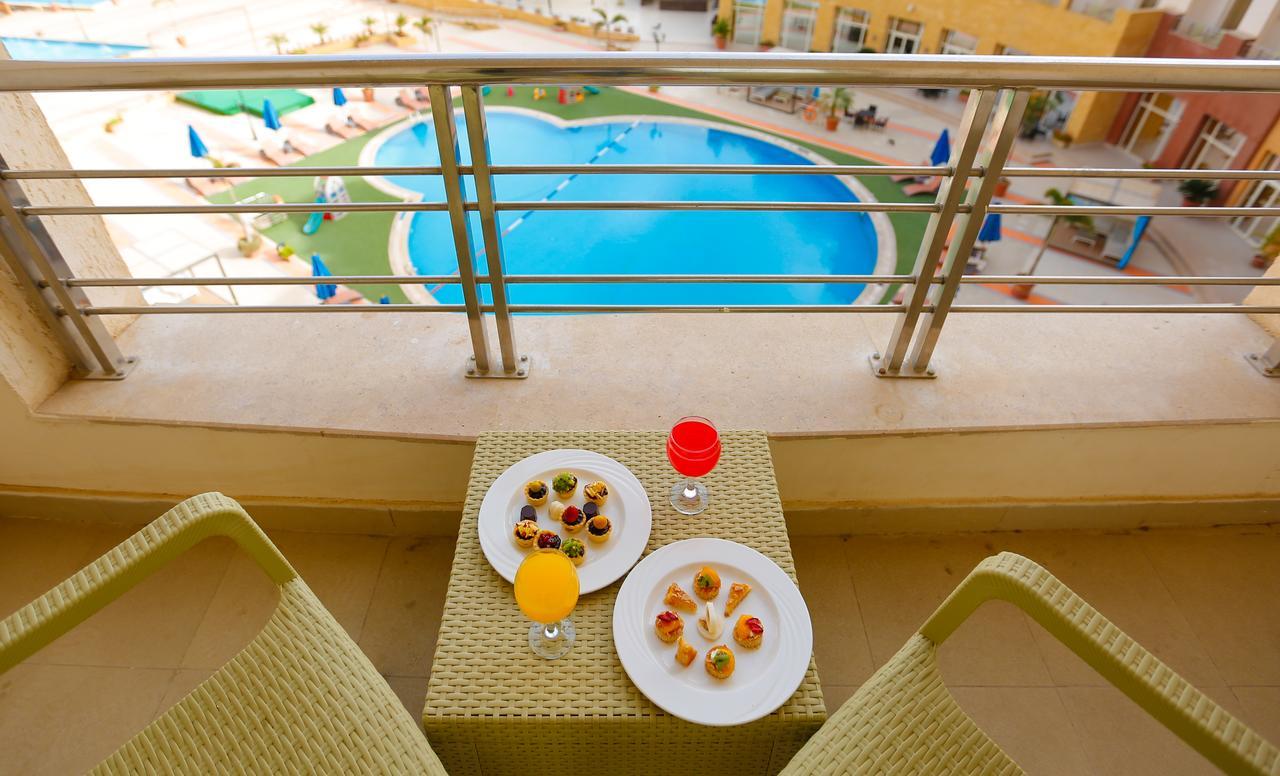 Tolip Family Park Hotel Káhira Exteriér fotografie The swimming pool at the hotel
