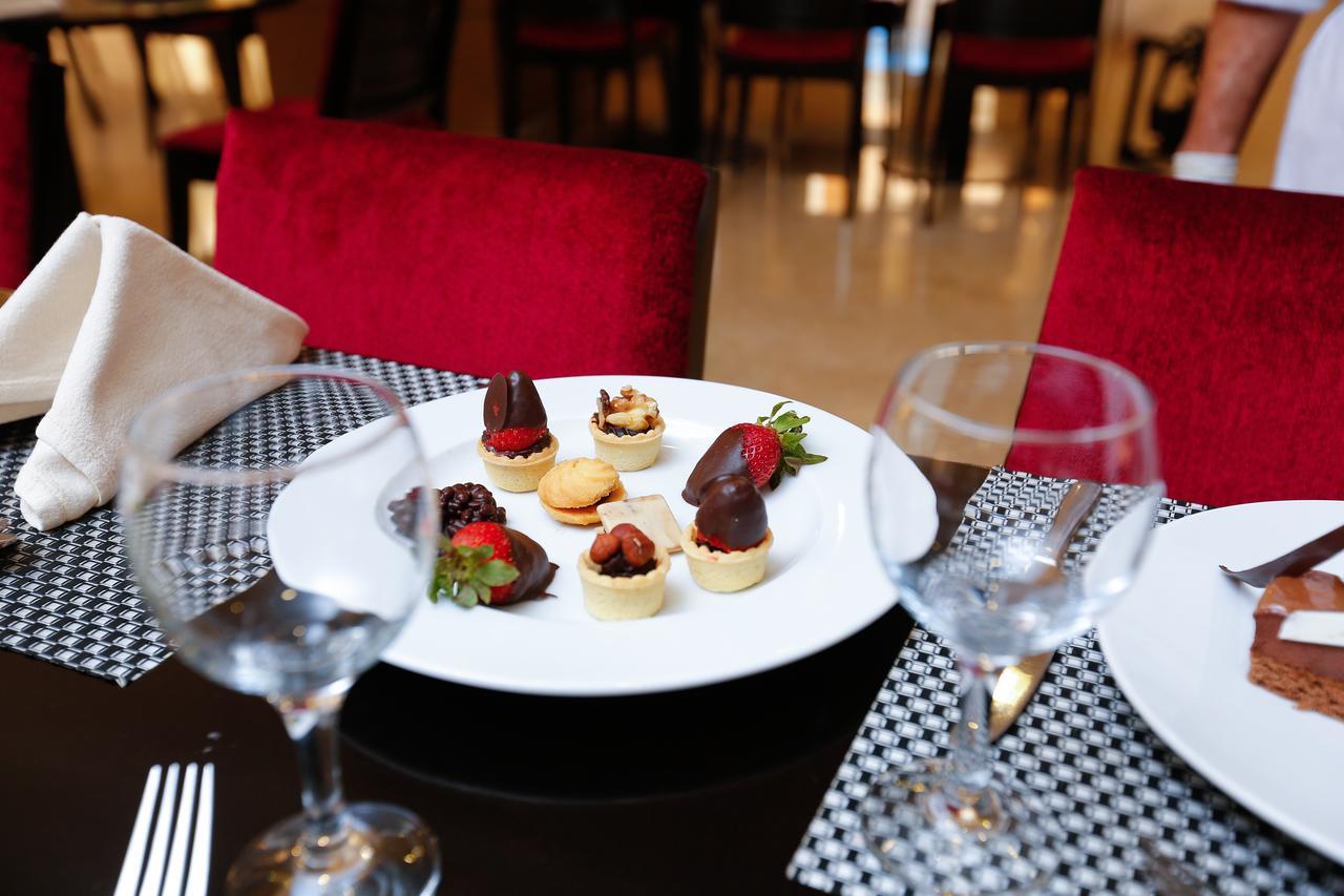 Tolip Family Park Hotel Káhira Exteriér fotografie A selection of petit fours
