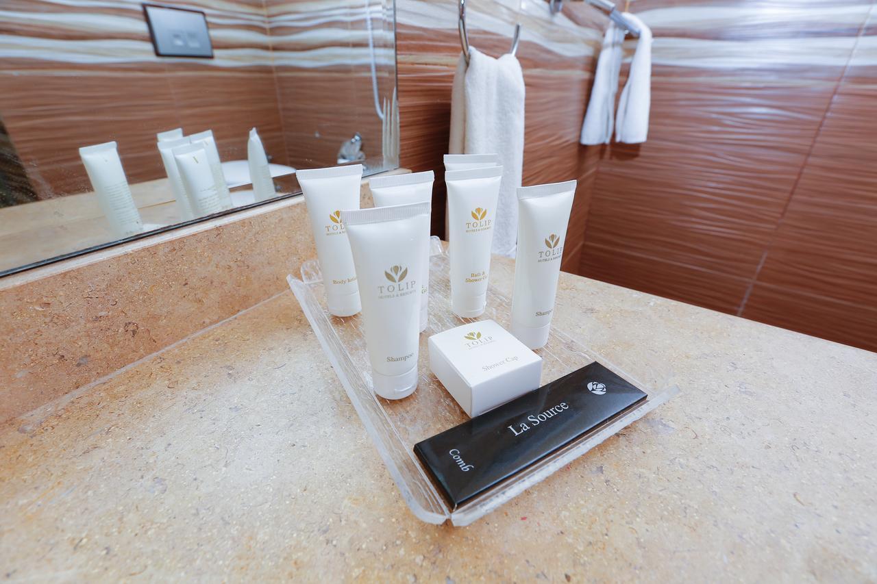 Tolip Family Park Hotel Káhira Exteriér fotografie A bathroom tray with amenities