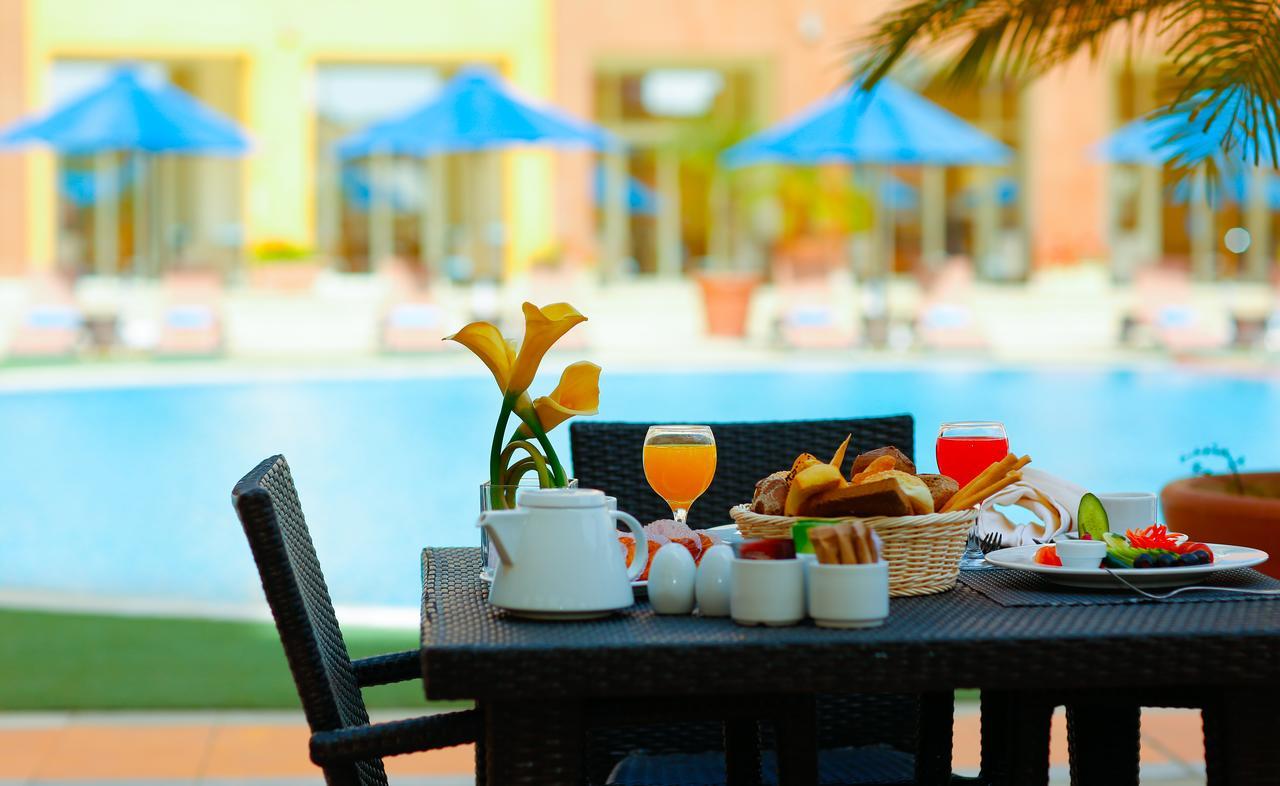 Tolip Family Park Hotel Káhira Exteriér fotografie Poolside at the hotel